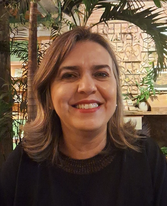 Claudia Lins